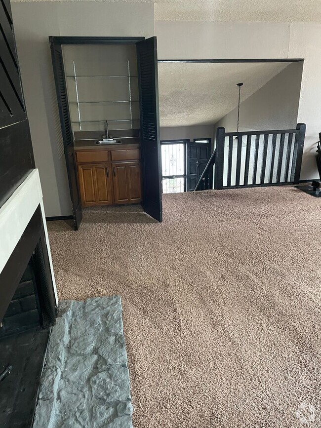Building Photo - 3 bed 2.5 bath Rental