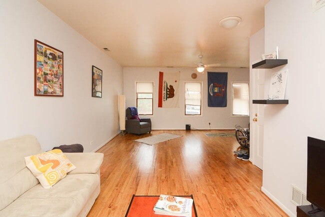 Building Photo - 1350 W Hubbard St Unit J01P