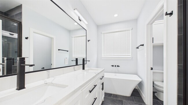 Photo - 3415 Daphne St