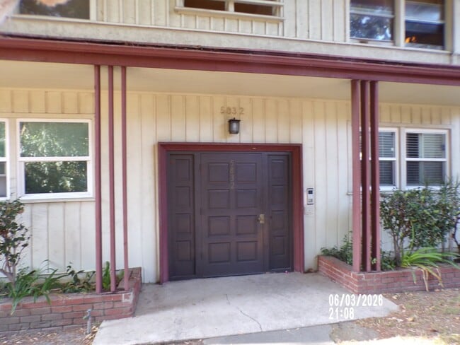 Photo - 2 BR 1 BA in Baldwin Hills area. Gated private community with pool, tennis, spas, park areas, and... Unidad 4