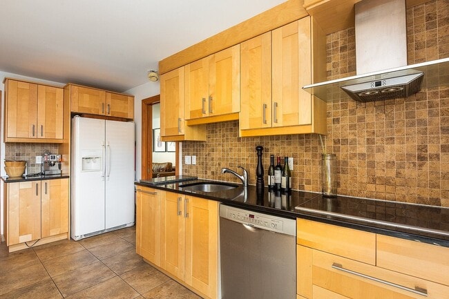 Building Photo - 1500 Ave des Pins Ouest Unit 3542