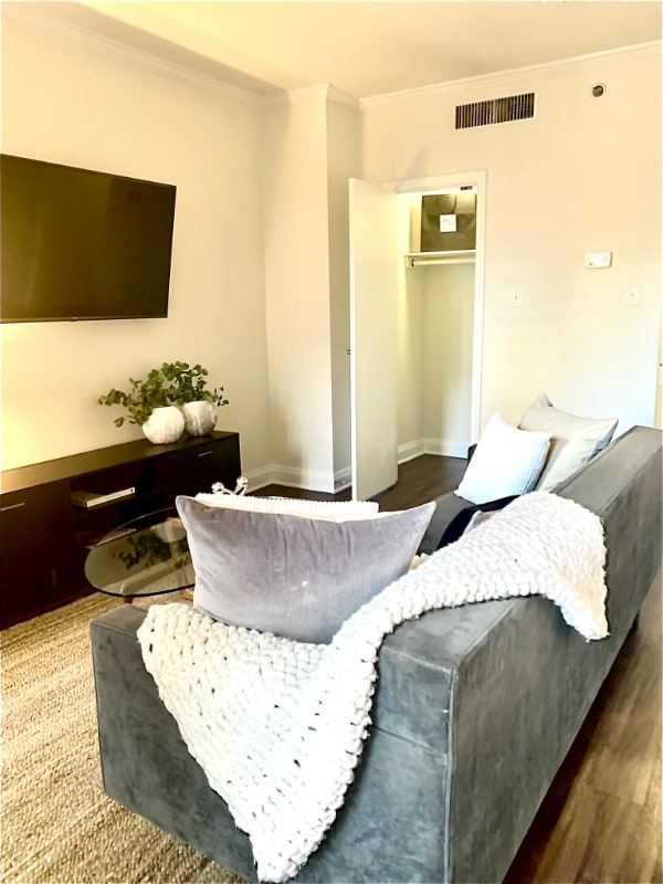 Building Photo - 231 E Chestnut St