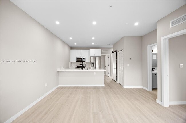 Photo - 630 NE 166th St Unidad 3