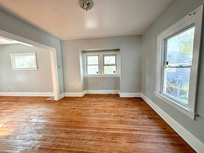 Photo - 1735 Wyndhurst Rd