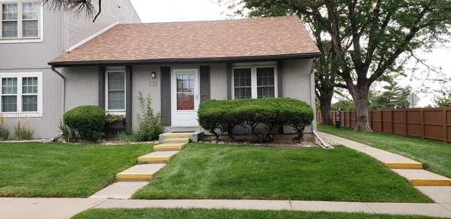 2 Bedroom Ranch Style End Unit Condo - 2 Bedroom Ranch Style End Unit Condo