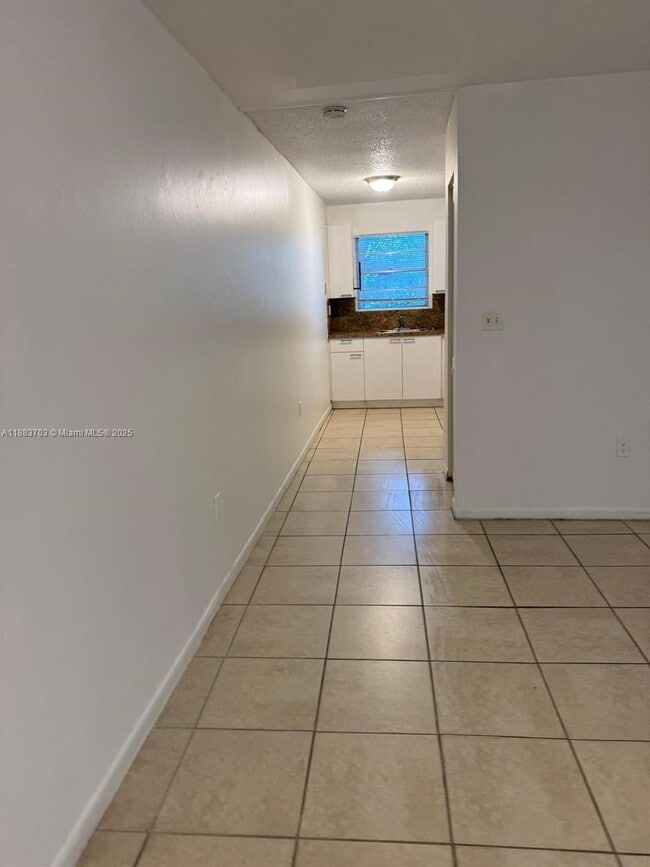 Building Photo - 2401 Van Buren St Unit Apt 23
