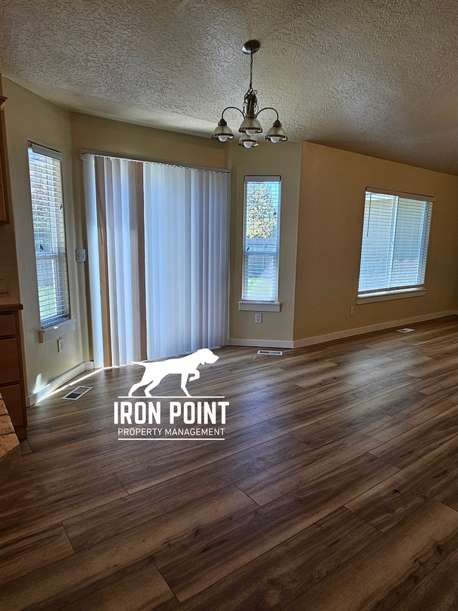 Photo - 3bed/2bath w/3 car garage, upstairs bonus room, vaulted ceilings, & fenced yard.