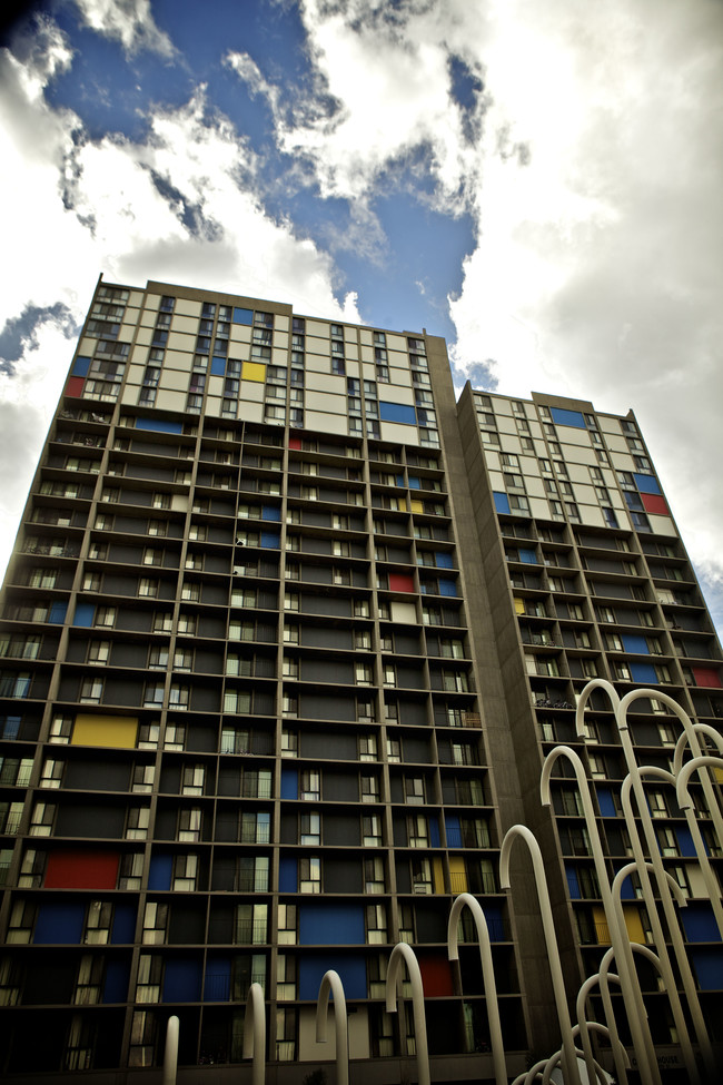 Photo - Riverside Plaza Apartments