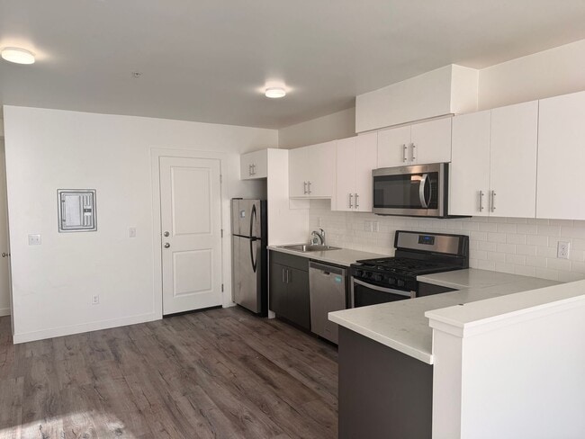 Building Photo - TFSC-B1714 Unit 7