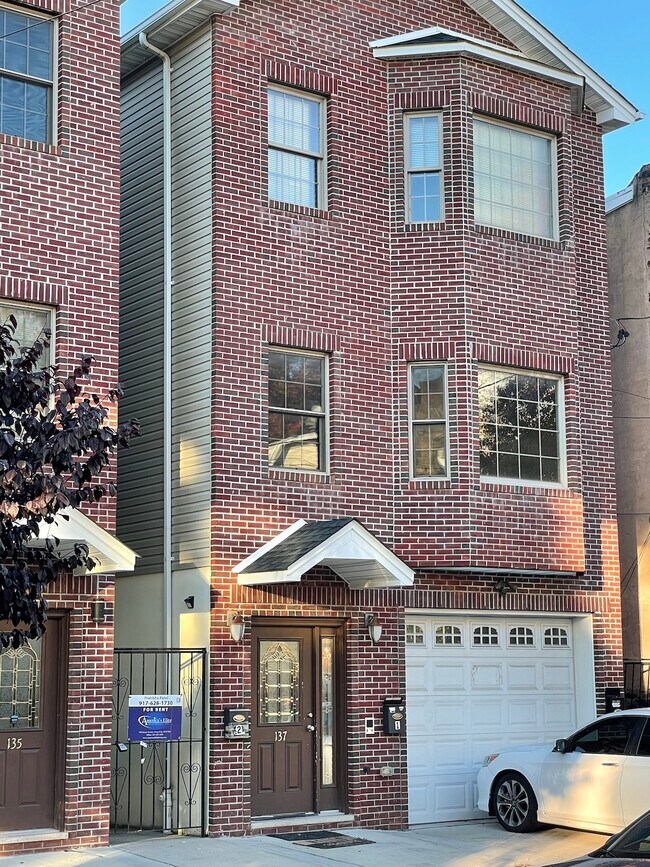 Main building - 137 Terrace Ave Apartments Unit 3