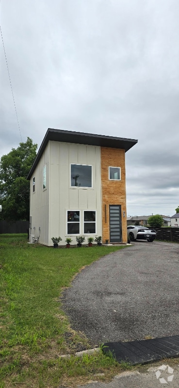 Building Photo - 404 W Wichita St Rental