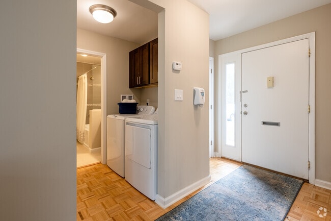 !BR, 1BA - 785 SF