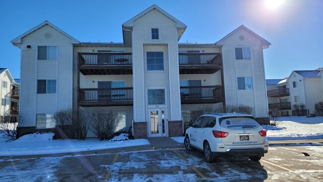 Building Photo - SW 2 Bedroom 1 bath Condo, Balcony, Fireplace and Garage