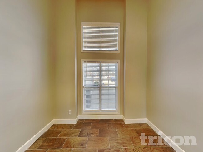 Photo - 903 Ember Ct