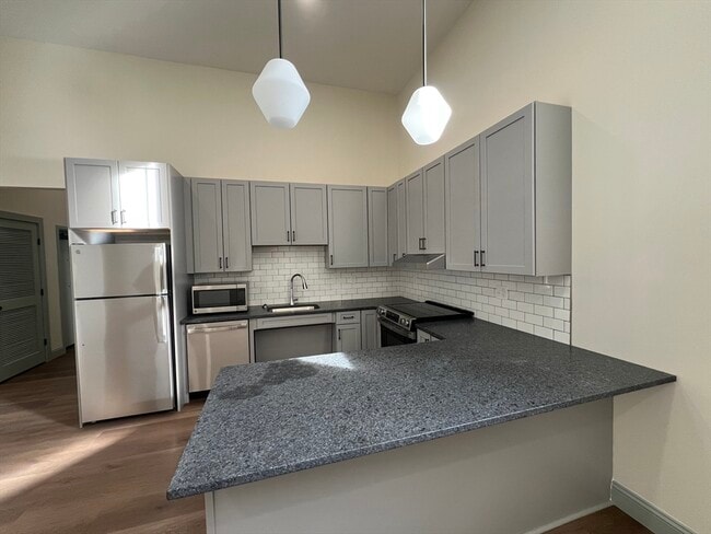 Building Photo - 160 Seabury St Unit 17