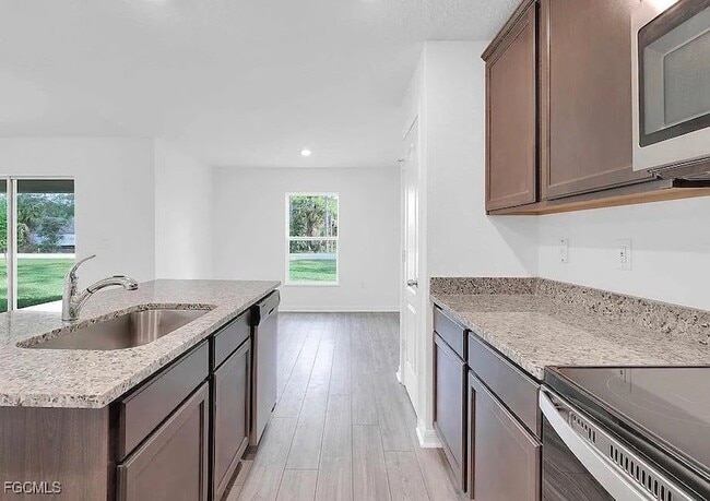 Photo - 242 Lisette St