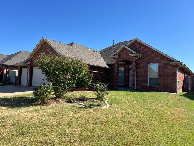 Photo - Executive Home in Yukon Schools