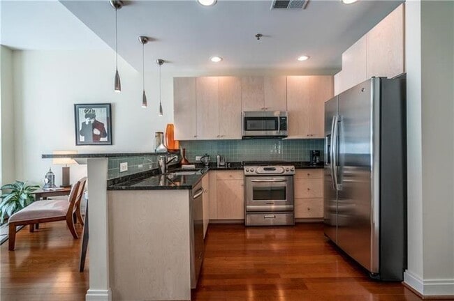 905 Juniper St NE Unit 401