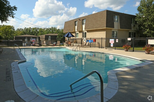 Swimming Pool - Shoreview Apartments