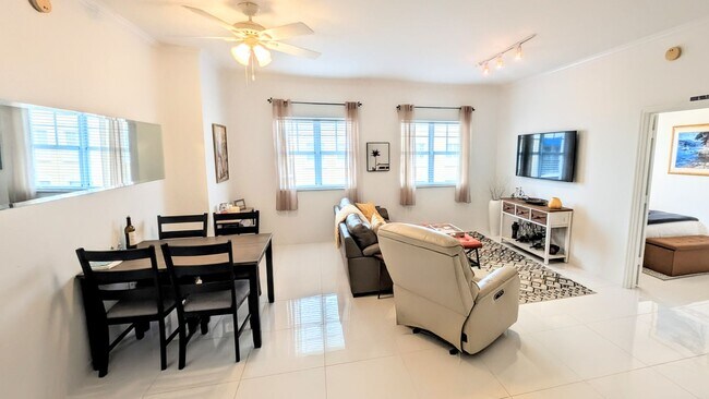 1064 N Tamiami Trl