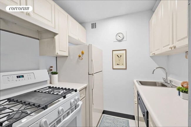 Photo - 209 E 56th St