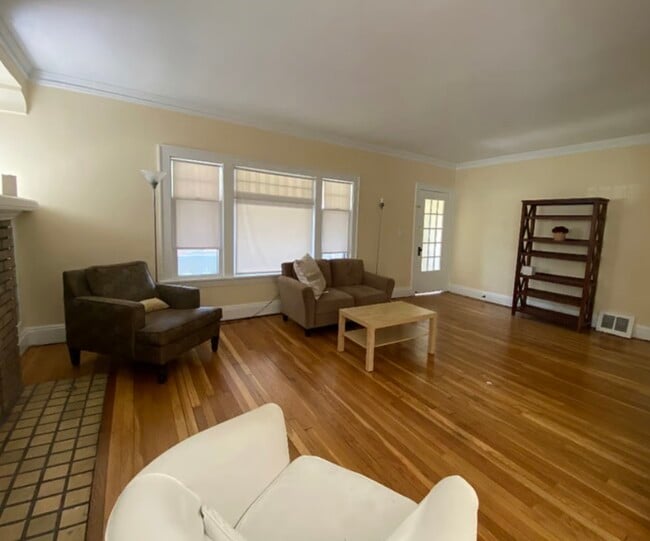 Living room - 2211 Eldred Ave Unit Eldred Lower