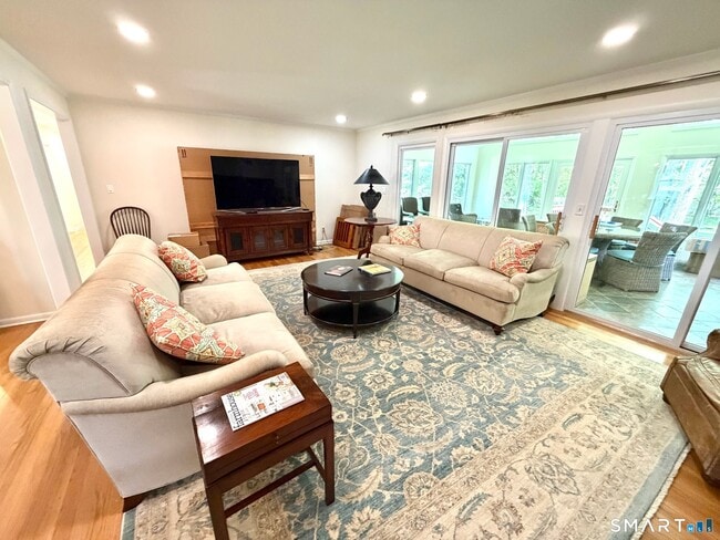 Photo - 511 Roxbury Rd