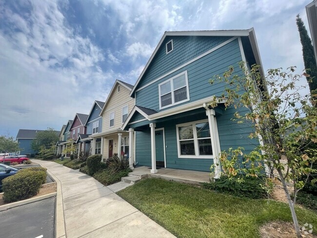 Building Photo - Updated 3 Bed 2 Bath Townhome Located at H...