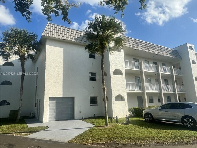 Building Photo - 8135 Sunrise Lakes Blvd Unit 309
