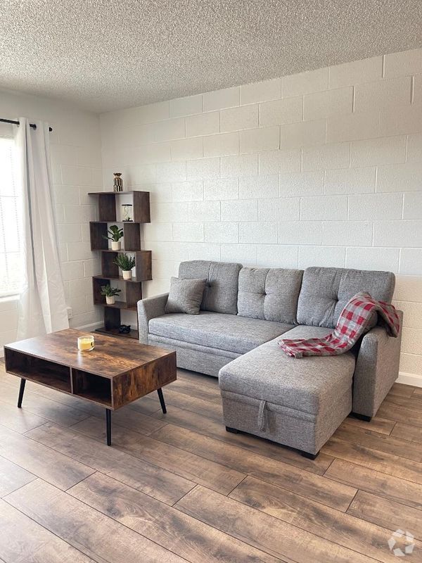 Building Photo - 615 S Royal Crest Cir Rental