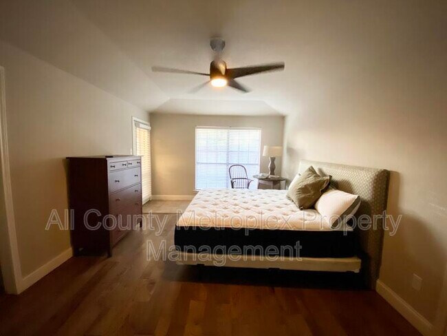 Photo - 823 Saint Paul Ct