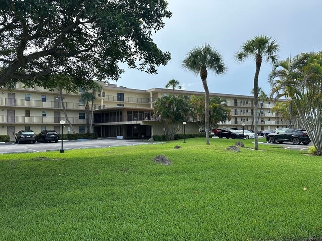 Building Photo - 9355 SW 8th St Unit 421