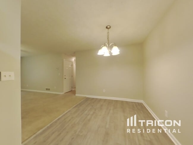 Photo - 547 Nottingham Dr