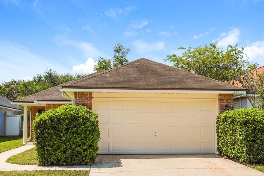 1542 Slash Pine Ct