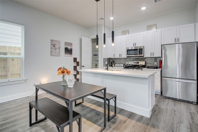 Photo - 9305 Tower St