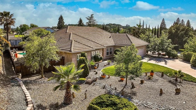 Photo - 689 Saint Andrews Rd