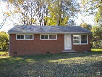 Building Photo - 3 BR House w/ Hardwood Floors, Deck