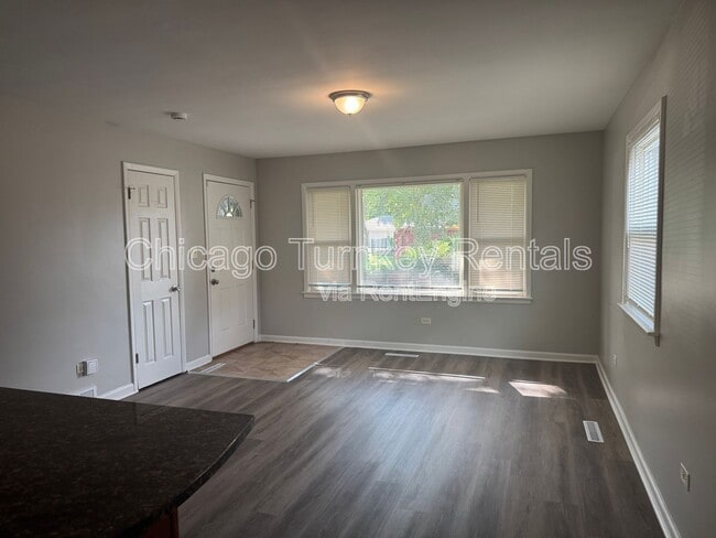 Photo - 17729 Community St