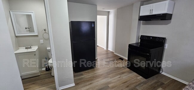 Photo - 933 N Dearborn St