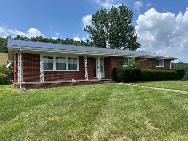 Building Photo - 4 Bedroom / 3 Bath One Level Home Kingsport TN