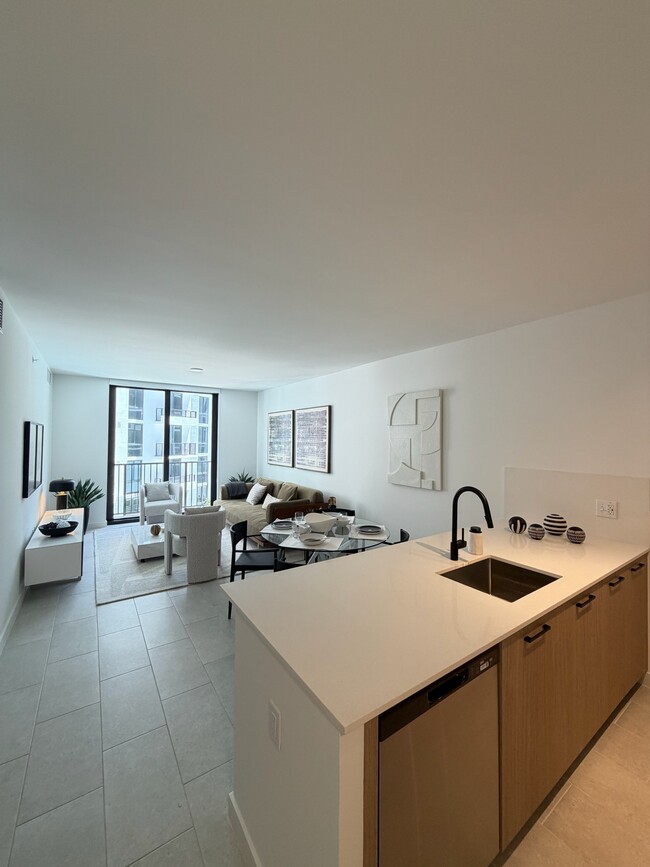 Building Photo - 1690 NW 28th Ave Unit 3G