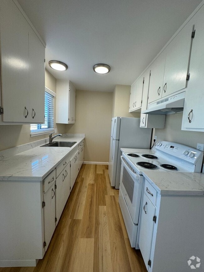 Building Photo - Bright and Spacious, 1 bedroom 1 bath upst... Unit 180-11 Rental