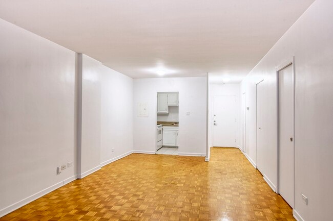 Building Photo - 2400 Av. Van Horne Unit 211