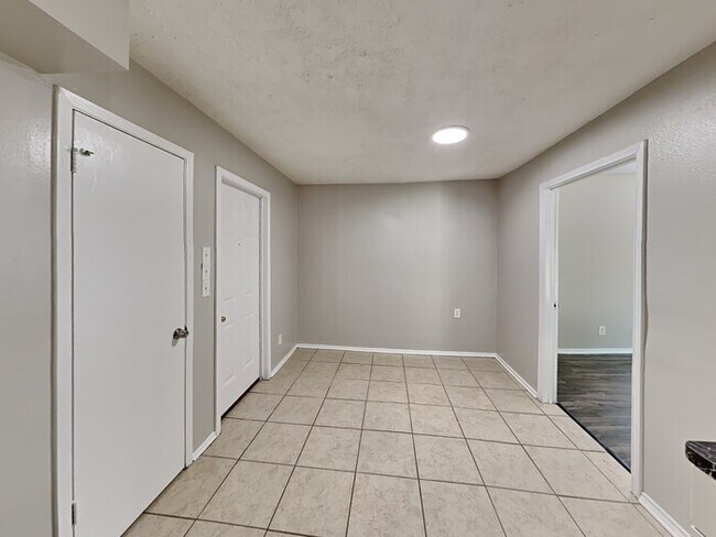 Photo - 809 Lochmoor Ln