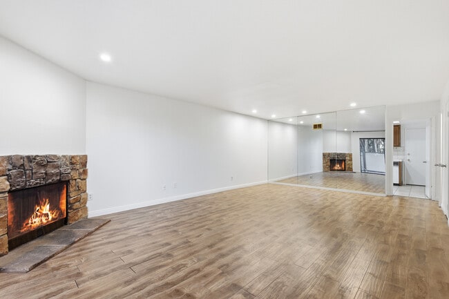 Sala de estar - 1348 N Orange Dr Unidad #4