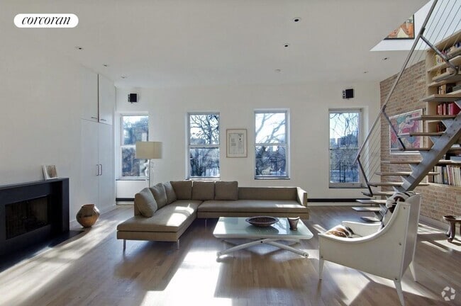 Building Photo - 518 E 11th St Rental