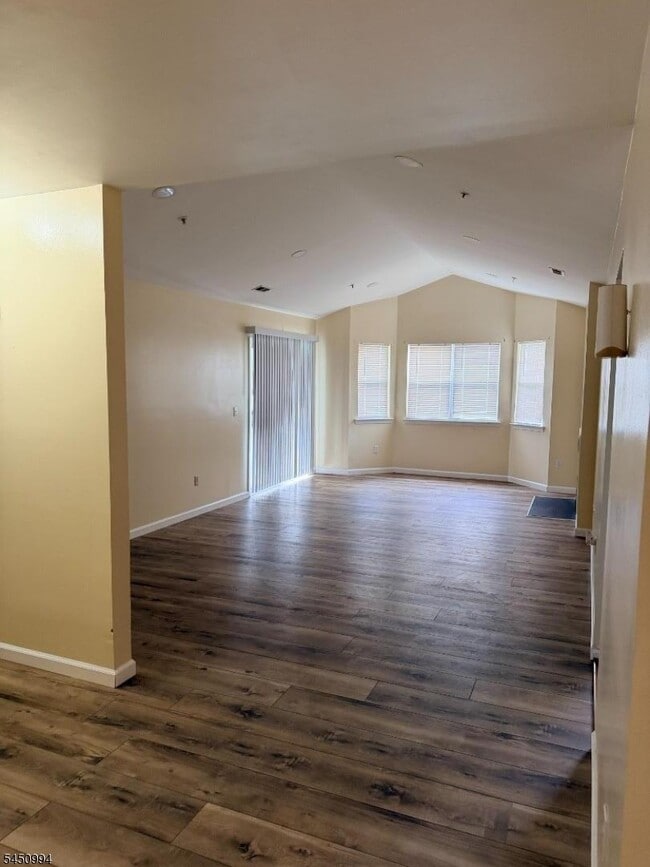 Photo - 343 Ventnor Ct