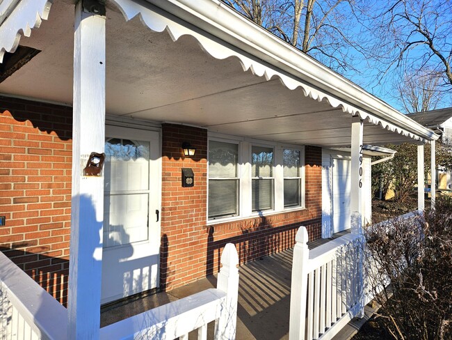 Photo - 2906 La Rosa Dr