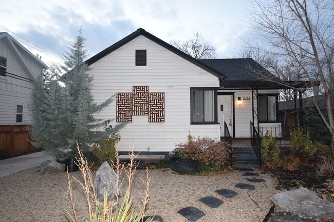 Building Photo - Bright & Updated 3 Bed Near Sugarhouse!!