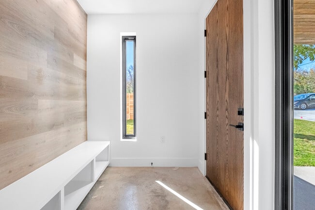 Photo - 2101 Thrasher Ln